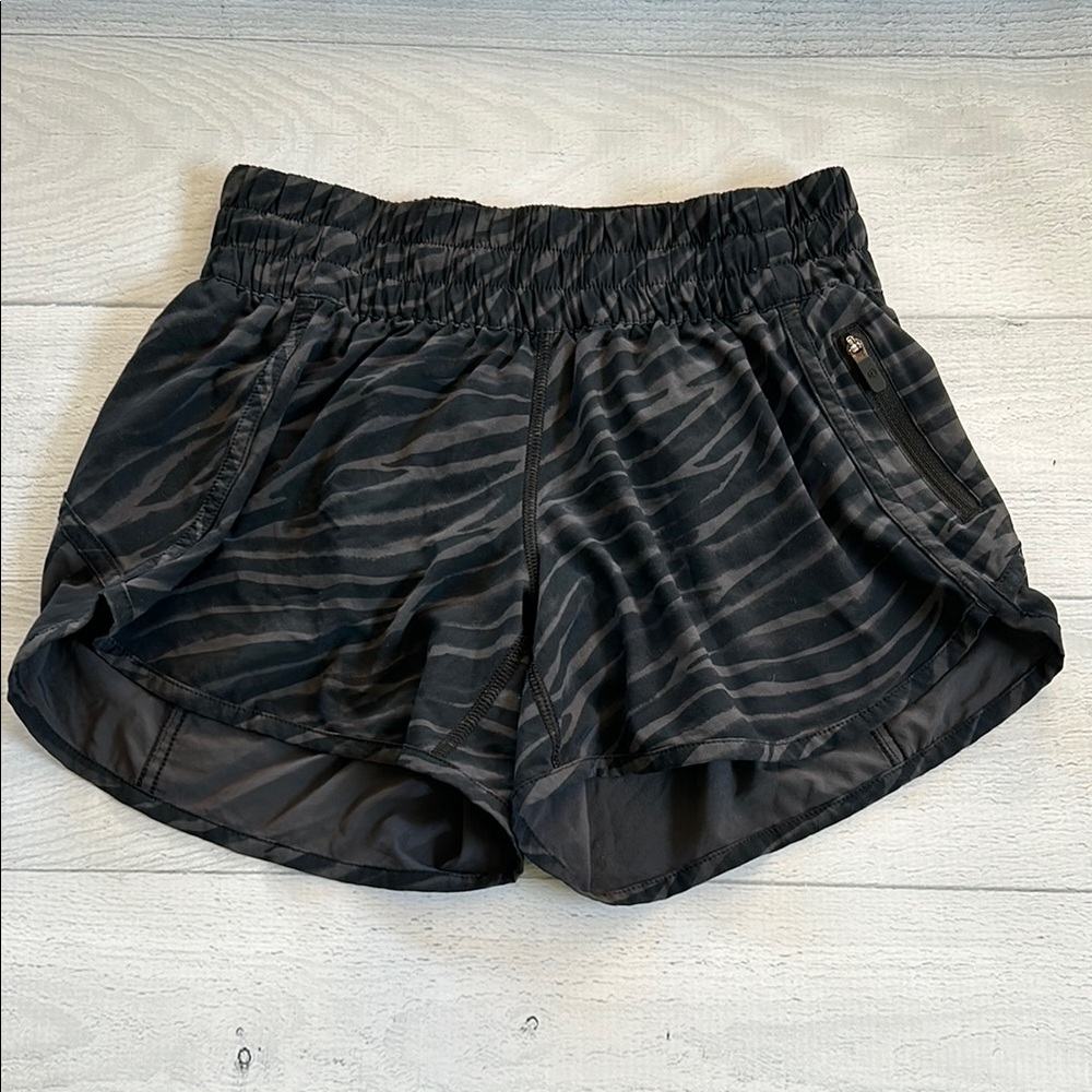 Lululemon Tracker Short‎ V 4” Le Tigre Camo Deep Coal Multi Sz 4
